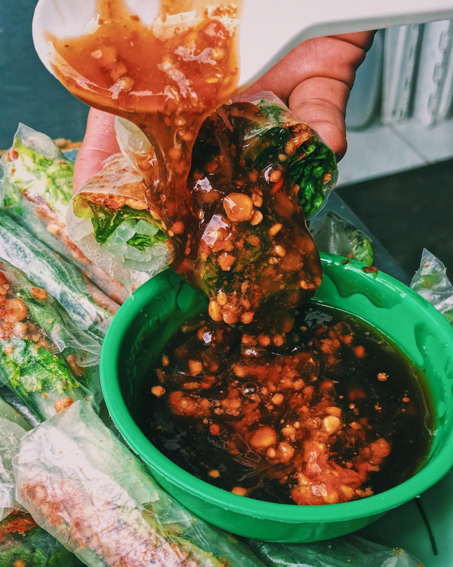 Menu ăn vặt “ba chấm là ngất ngây” của teen Sài Gòn: Bò bía 1,5K, súp “gói cả thế giới“ - 3