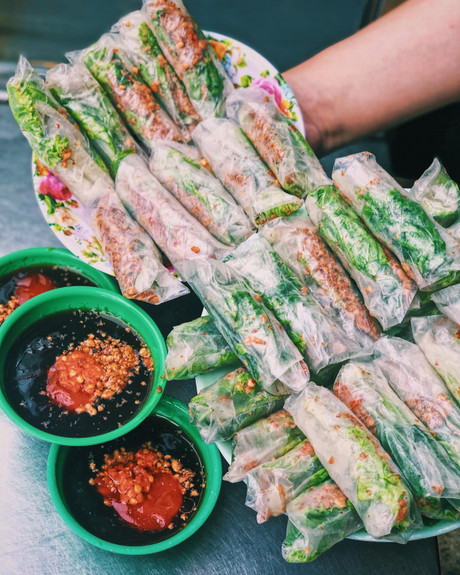 Menu ăn vặt “ba chấm là ngất ngây” của teen Sài Gòn: Bò bía 1,5K, súp “gói cả thế giới“ - 2