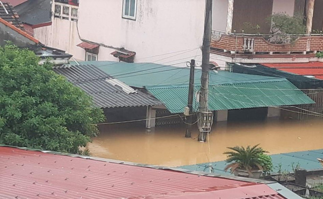 Quảng Bình: Thuyền đánh cá lên phố cứu dân trong cơn "đại hồng thủy" - 2