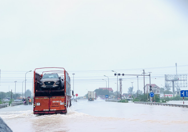 Lũ cuồn cuộn, đường tránh Hà Tĩnh ách tắc hàng chục km - 4