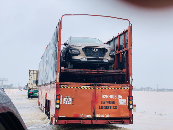 Lũ cuồn cuộn, đường tránh Hà Tĩnh ách tắc hàng chục km - 5