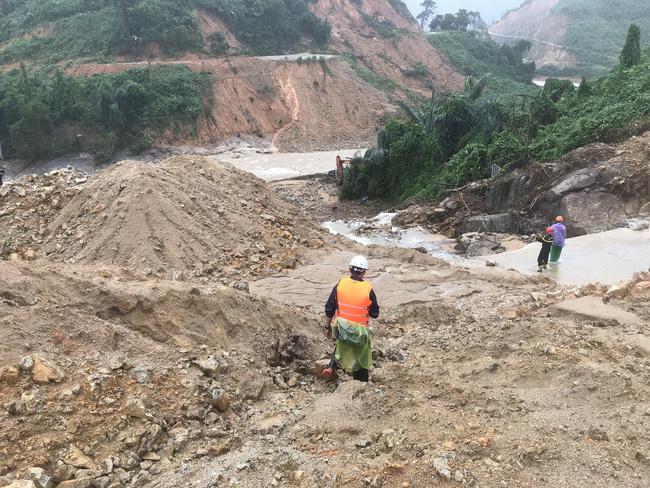 Tảng đá “khủng” rơi xuống án ngữ đường đến Thuỷ điện Rào Trăng 3, quyết phá đá thông đường hôm nay - 2