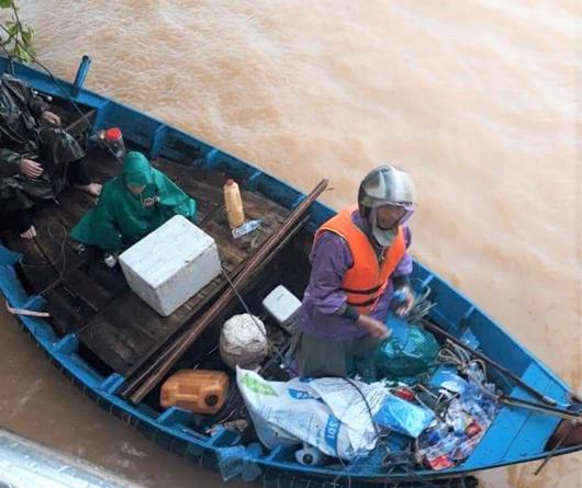 Quảng Bình: Thuyền đánh cá lên phố cứu dân trong cơn "đại hồng thủy" - 4