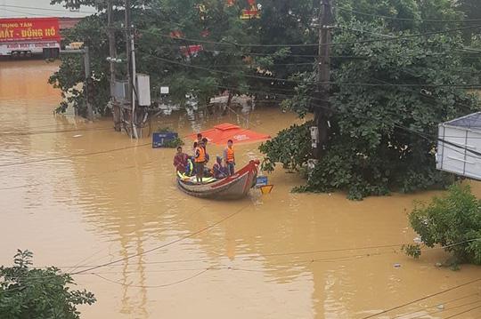 Quảng Bình: Thuyền đánh cá lên phố cứu dân trong cơn "đại hồng thủy" - 3
