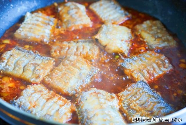 Cách làm món cá kho sốt cay, đơn giản mà ăn không bao giờ thấy chán, nhất là vào mùa mưa - 6