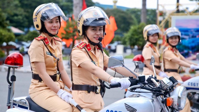 Nét đẹp dịu dàng của những “bóng hồng” CSGT dẫn đoàn ở Đồng Nai - 2