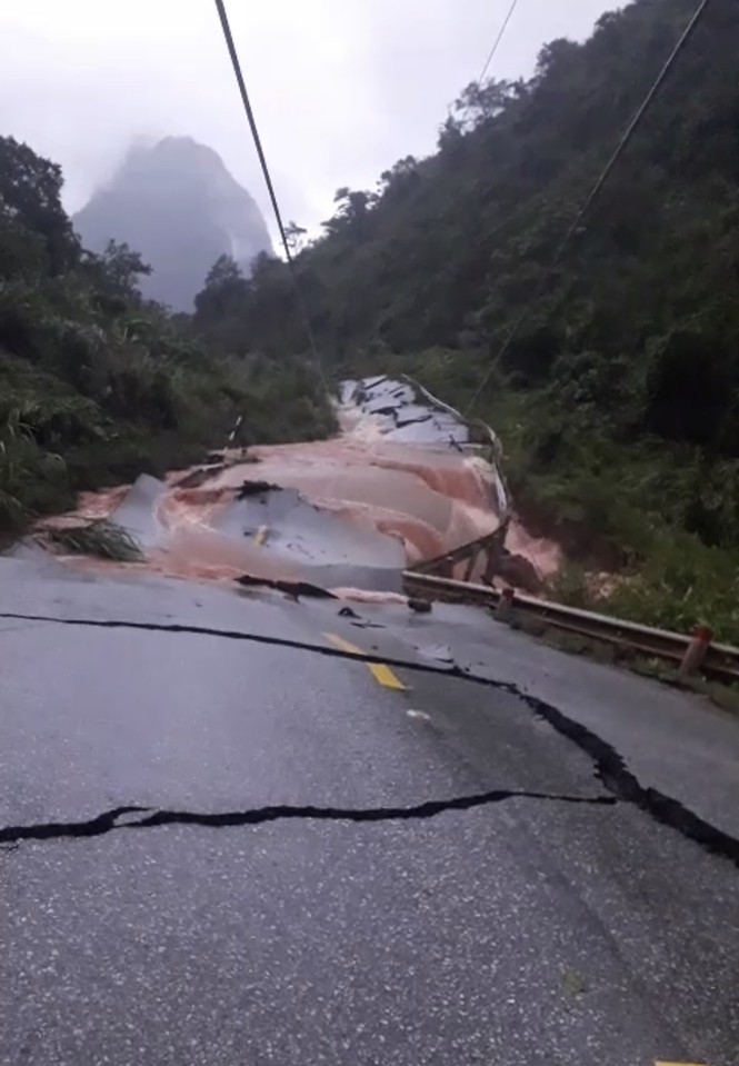 Quảng Bình: Sạt lở núi kinh hoàng, vùi lấp đồn biên phòng và xé toác QL 12A - 3