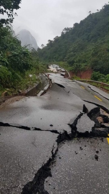 Quảng Bình: Sạt lở núi kinh hoàng, vùi lấp đồn biên phòng và xé toác QL 12A - 4