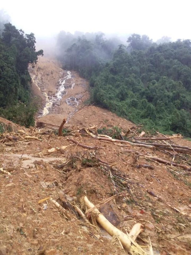 Quảng Bình: Sạt lở núi kinh hoàng, vùi lấp đồn biên phòng và xé toác QL 12A - 5