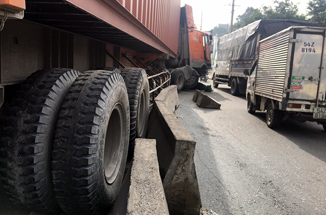 Xe container ủi bay dải phân cách, người đi xe máy “đứng tim” - 2