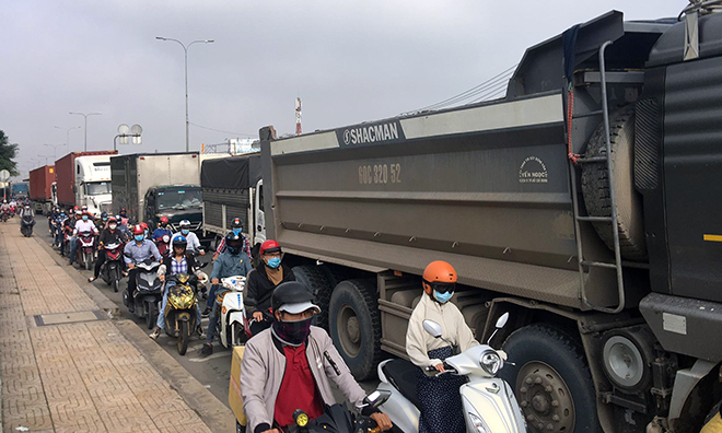Xe container ủi bay dải phân cách, người đi xe máy “đứng tim” - 3