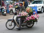 Cửa hàng hoa đông nghẹt thở, cánh “mày râu” xếp hàng từ sáng đến chiều mua hoa tặng vợ