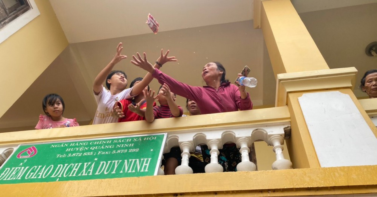 Quảng Bình đề nghị dùng trực thăng, người nhái tiếp tế người dân trong lũ - 2