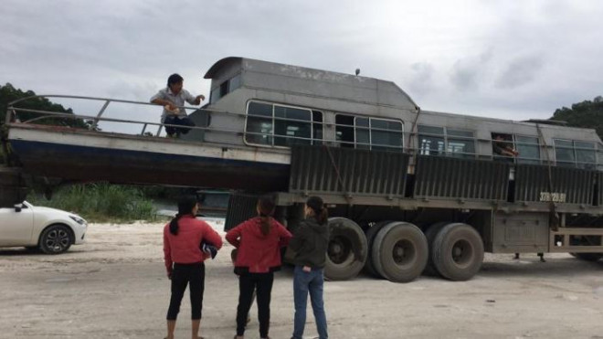 Ông chủ ở Yên Bái tự nguyện đưa tàu 3,5 tấn vào cứu trợ người dân vùng lũ - 2