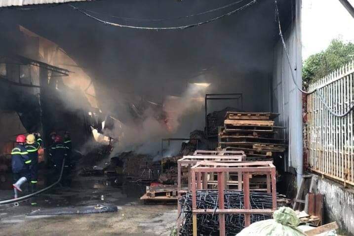Cháy dữ dội trong khu công nghiệp ở TP.HCM - 3