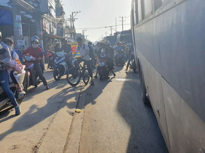 Hố tử thần ‘nuốt’ bánh xe khách đang chạy trên đường - 4