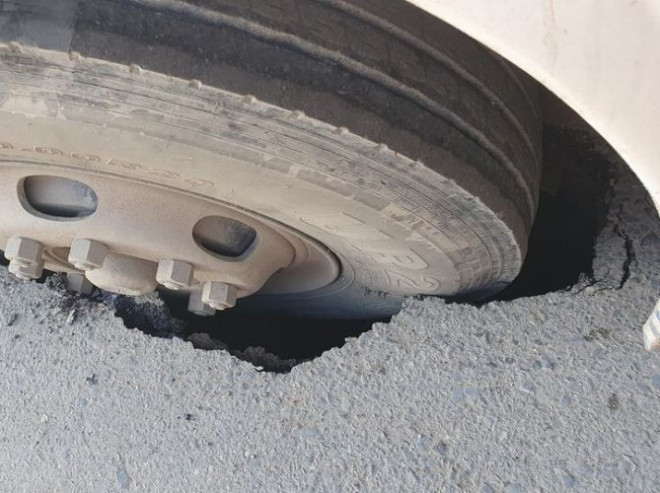 Hố tử thần ‘nuốt’ bánh xe khách đang chạy trên đường - 3