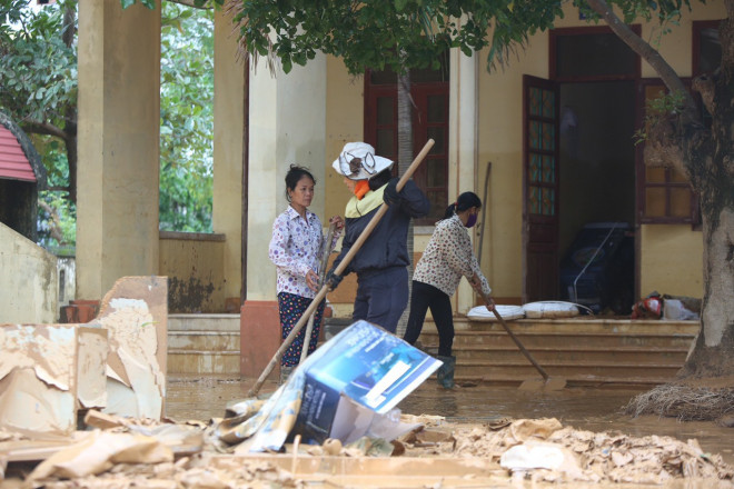 Người dân rốn lũ ngấn nước mắt bới bùn vớt vát tài sản - 2