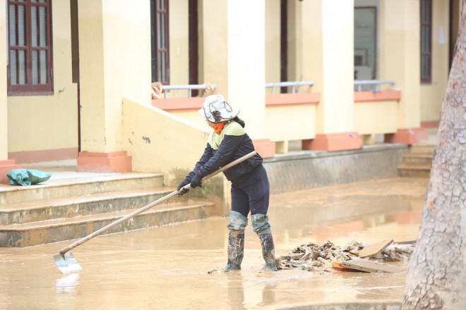 Người dân rốn lũ ngấn nước mắt bới bùn vớt vát tài sản - 3