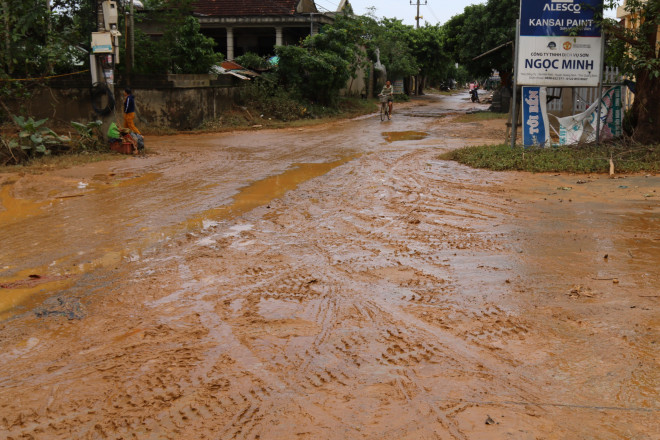 Người dân rốn lũ ngấn nước mắt bới bùn vớt vát tài sản - 5