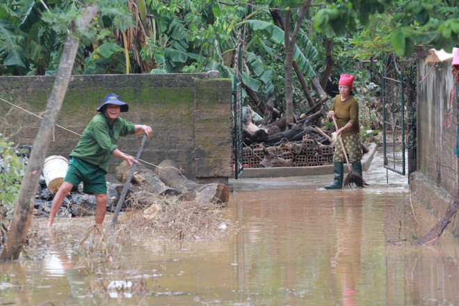 Người dân rốn lũ ngấn nước mắt bới bùn vớt vát tài sản - 9