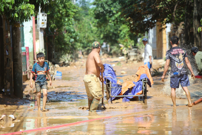 Người dân rốn lũ ngấn nước mắt bới bùn vớt vát tài sản - 10