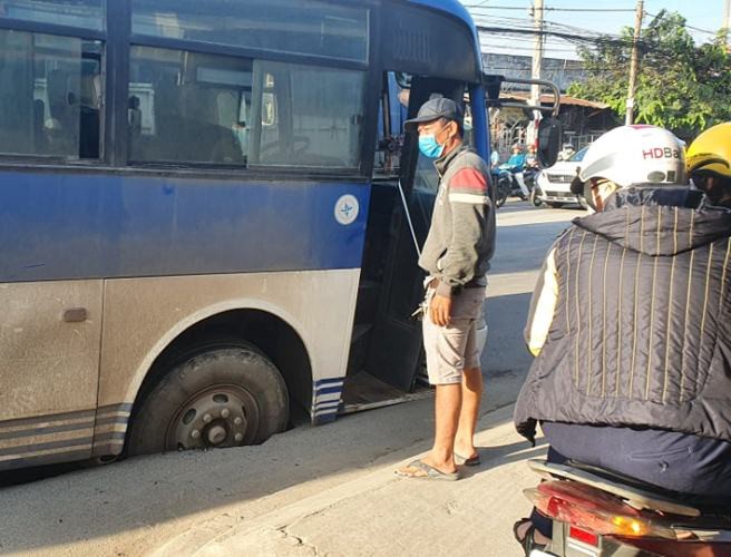 Hố tử thần ‘nuốt’ bánh xe khách đang chạy trên đường - 2