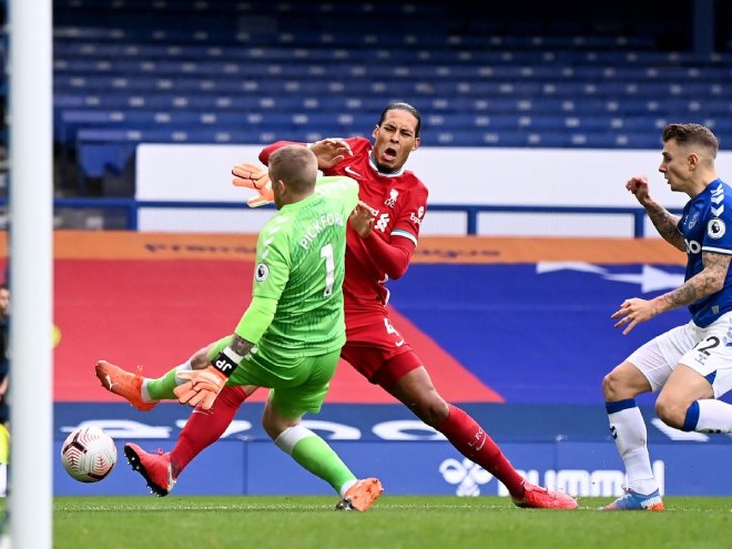 Everton mất James Rodriguez, Pickford hối hận vì "triệt hạ" Van Dijk - 2