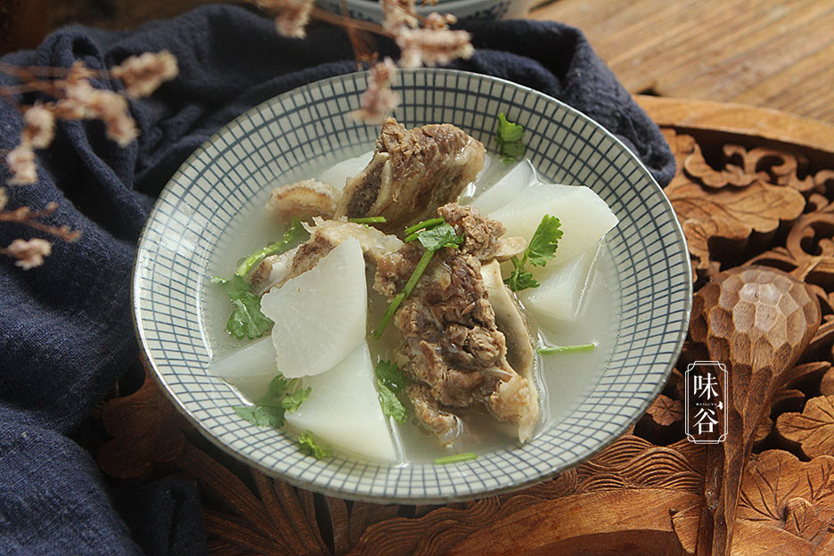 Món canh xương bò hầm với loại củ rẻ tiền nhưng lại được ví như "nhân sâm" - 1
