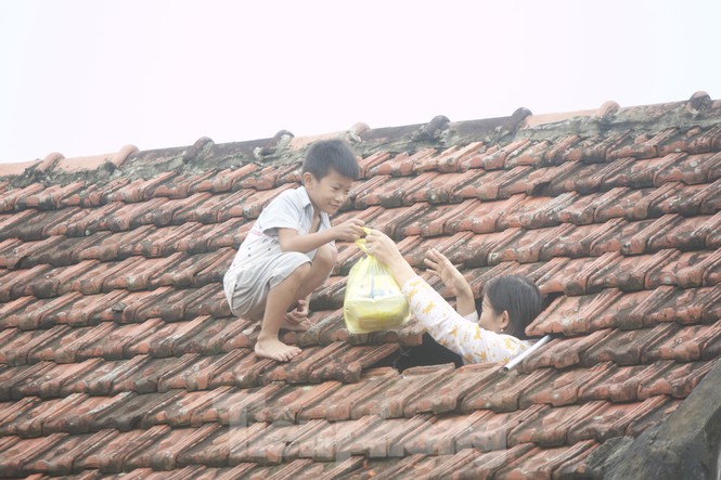Sống trên nóc nhà, người dân Quảng Bình khắc khoải chờ lũ rút - 1