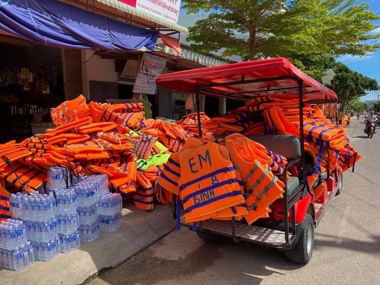 Áo phao cứu sinh “cháy” hàng, tiểu thương chợ mạng tự ý tăng giá gấp đôi để kiếm lời - 1