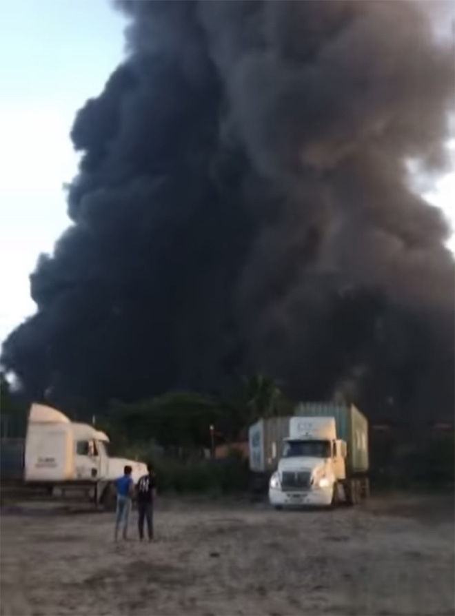 Đang cháy lớn một công ty ở Bình Dương - 2