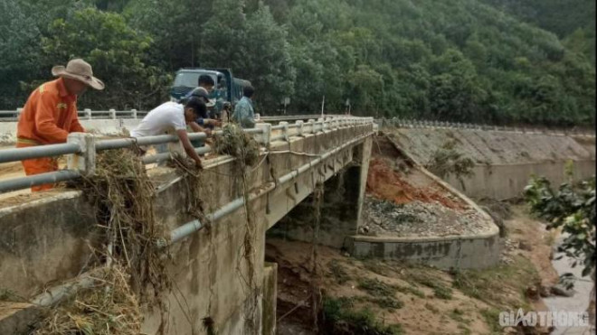 Công nhân bị vùi xe, sập nhà vẫn nỗ lực ngày đêm bám đường thông tuyến - 4