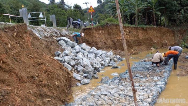 Công nhân bị vùi xe, sập nhà vẫn nỗ lực ngày đêm bám đường thông tuyến - 5