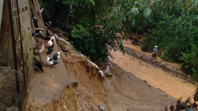 Công nhân bị vùi xe, sập nhà vẫn nỗ lực ngày đêm bám đường thông tuyến - 9