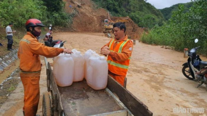 Công nhân bị vùi xe, sập nhà vẫn nỗ lực ngày đêm bám đường thông tuyến - 10