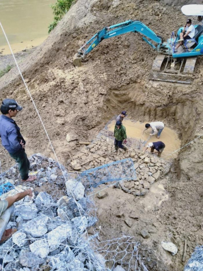 Công nhân bị vùi xe, sập nhà vẫn nỗ lực ngày đêm bám đường thông tuyến - 7