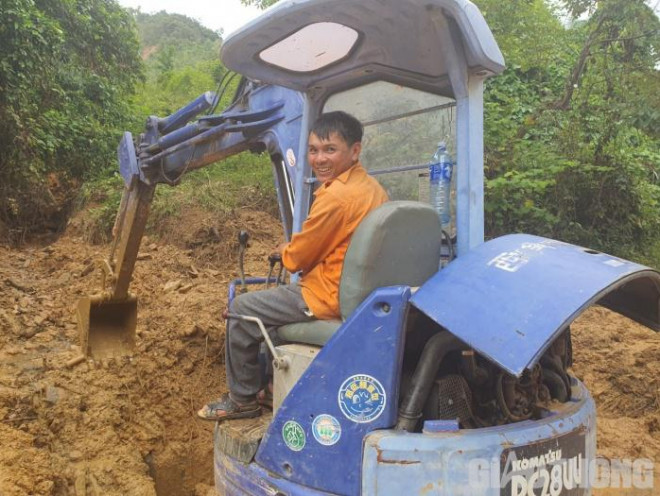 Công nhân bị vùi xe, sập nhà vẫn nỗ lực ngày đêm bám đường thông tuyến - 8