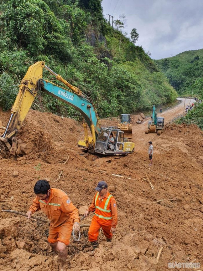 Công nhân bị vùi xe, sập nhà vẫn nỗ lực ngày đêm bám đường thông tuyến - 13