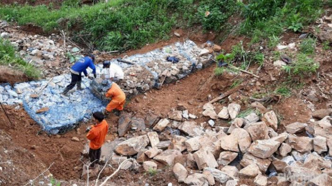 Công nhân bị vùi xe, sập nhà vẫn nỗ lực ngày đêm bám đường thông tuyến - 15