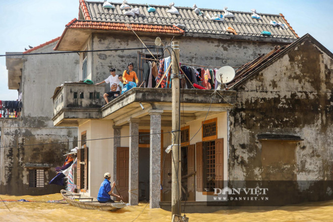 Nhà chung có 30 người mắc kẹt trong rốn lũ Quảng Bình vỡ òa khi có đoàn tiếp tế - 3