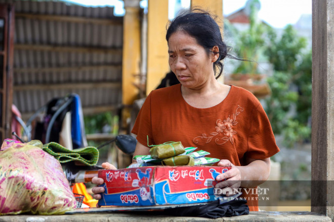 Nhà chung có 30 người mắc kẹt trong rốn lũ Quảng Bình vỡ òa khi có đoàn tiếp tế - 13