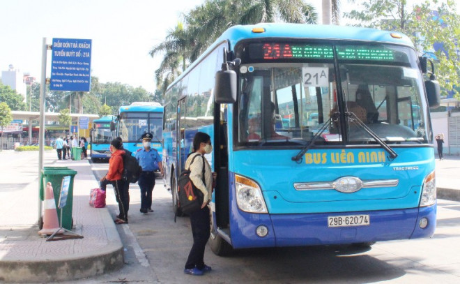 Kiểm tra chất gây nghiện đột xuất hàng loạt lái, phụ xe buýt Hà Nội - 2