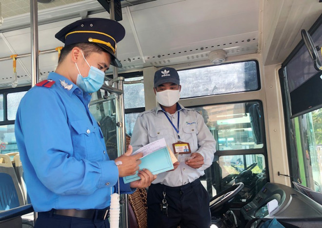 Kiểm tra chất gây nghiện đột xuất hàng loạt lái, phụ xe buýt Hà Nội - 7