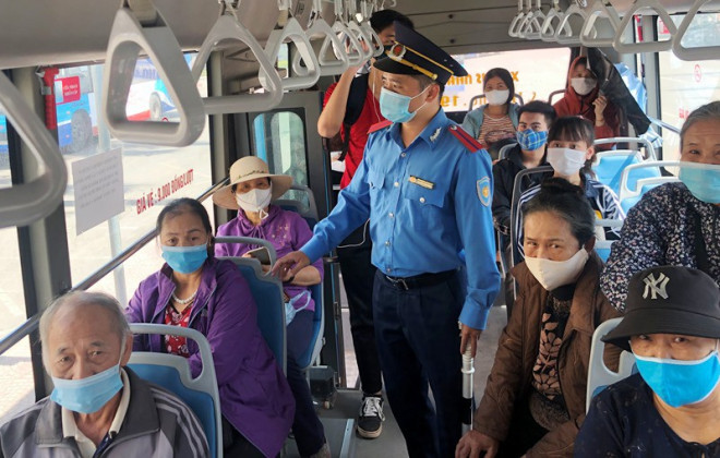 Kiểm tra chất gây nghiện đột xuất hàng loạt lái, phụ xe buýt Hà Nội - 9