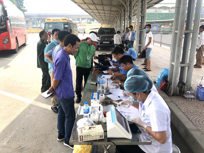 Kiểm tra chất gây nghiện đột xuất hàng loạt lái, phụ xe buýt Hà Nội - 8