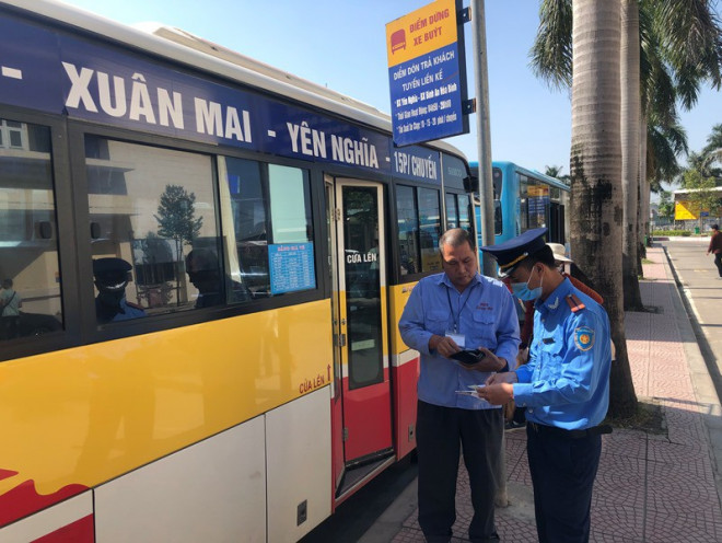 Kiểm tra chất gây nghiện đột xuất hàng loạt lái, phụ xe buýt Hà Nội - 11
