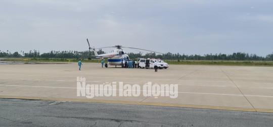 Trực thăng đưa 2 lãnh đạo xã bị thương nặng ở Quảng Trị vào Huế cấp cứu - 2