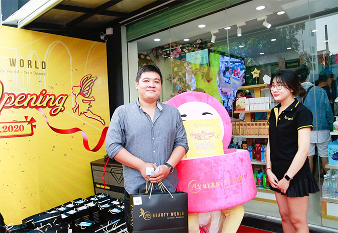 TP.HCM: Dòng người nô nức xếp hàng mua mỹ phẩm chính hãng ngày khai trương - 4