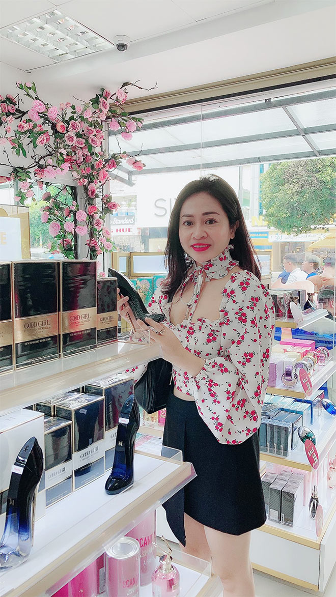 TP.HCM: Dòng người nô nức xếp hàng mua mỹ phẩm chính hãng ngày khai trương - 3